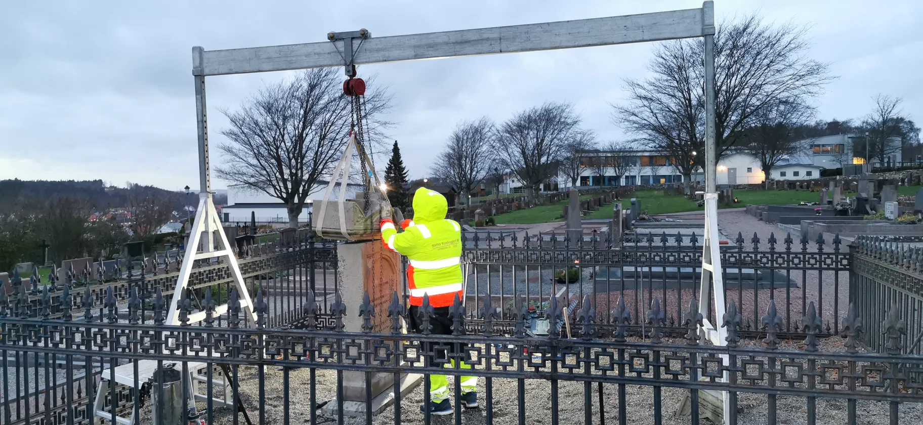 Demontering av en trasig gravsten Demontering av en trasig gravsten